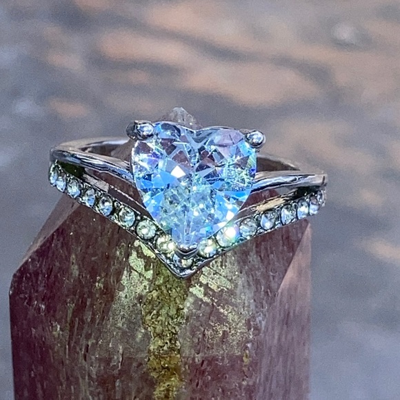 Exquisite White Sapphire 925 Sterling Silver Heart Shaped Ring Size 5 1/2 - Picture 8 of 15